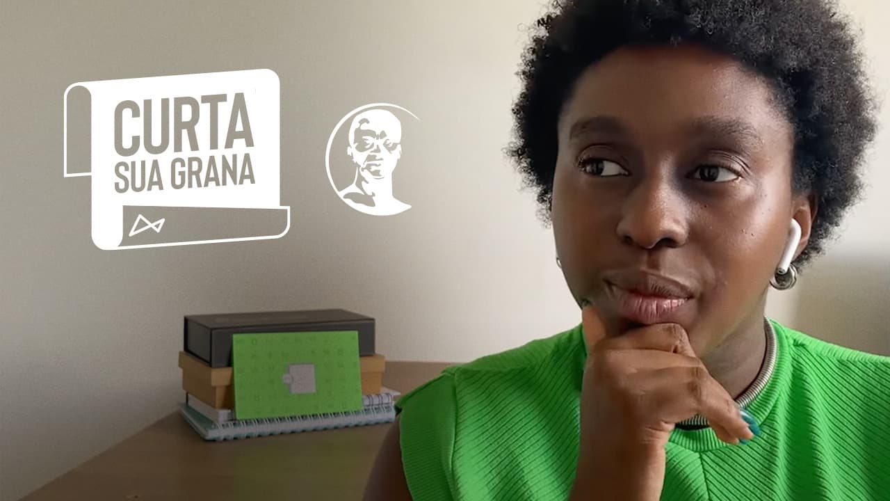 A imagem conta com o logo da websérie Curta sua Grana, o logo do next e o logo da Universidade Zumbi dos Palmares, tudo à esquerda. Do lado direito vemos uma mulher negra, vestida com uma blusa verde. 