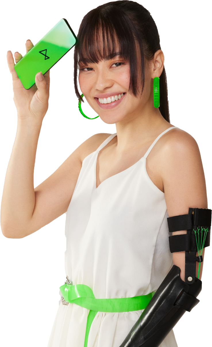 Uma mulher de traços asiáticos segura um smartphone com uma mão na altura do seu rosto. Na tela, vemos um fundo verde neon do aplicativo next e o logo do banco digital. Ela sorri, tem franja curta e o resto do seu cabelo está preso para trás. Ela veste uma blusa regata branca e brincos verdes.